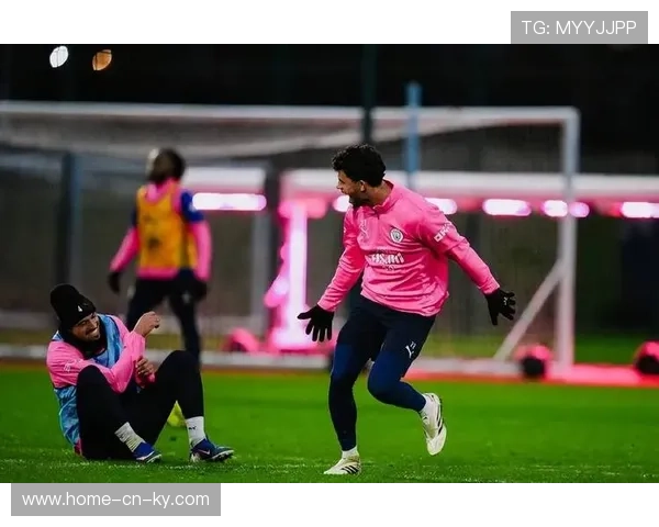 利兹联定位球威胁未能兑现 曼城门将出击化解传中险情